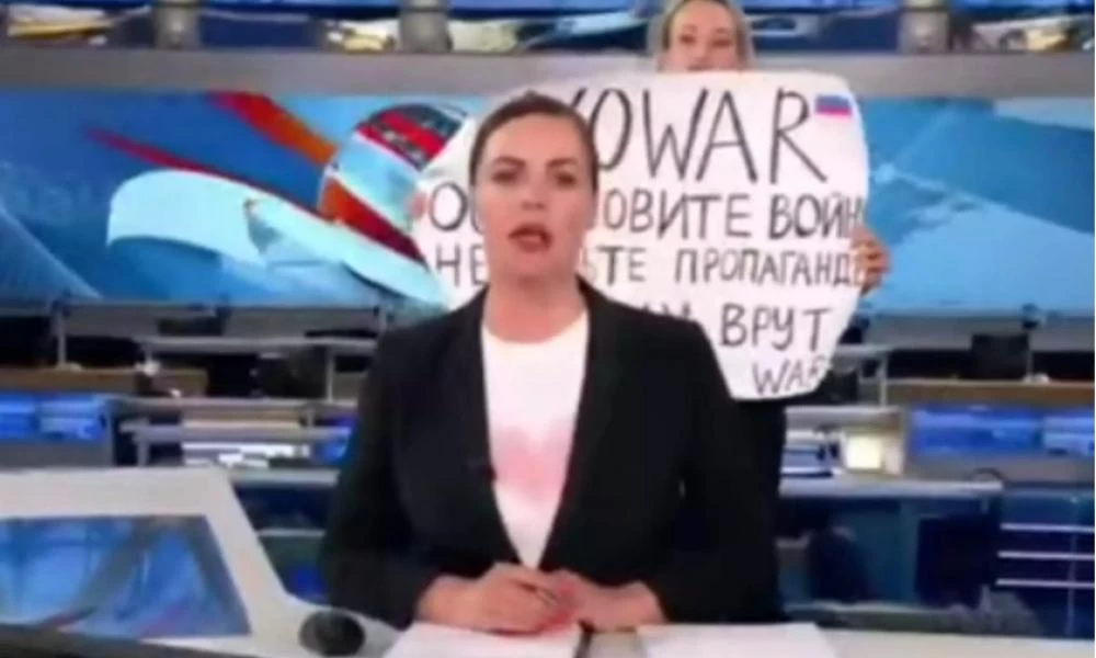 Ουκρανία: «Ντου» διαδηλώτριας σε δελτίο ειδήσεων της δημόσιας τηλεόρασης στην Ρωσία